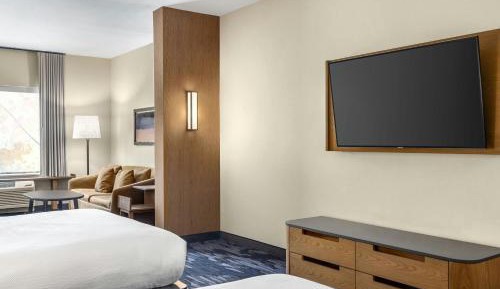 Queen Suite with Sofa Bed and Adapted Tub - Mobility Accessible