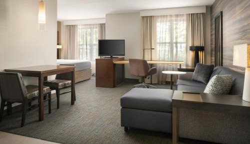 King Studio with Sofa Bed and Roll-in Shower - Mobility Accessible