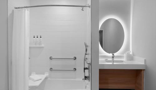 One-Bedroom King Suite with Sofa Bed and Adapted Tub - Mobility and Hearing Accessible