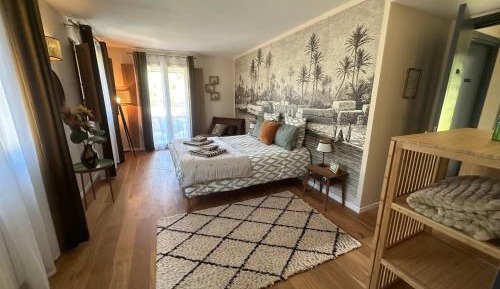 Deluxe Room (2 Adults + 1 Child)