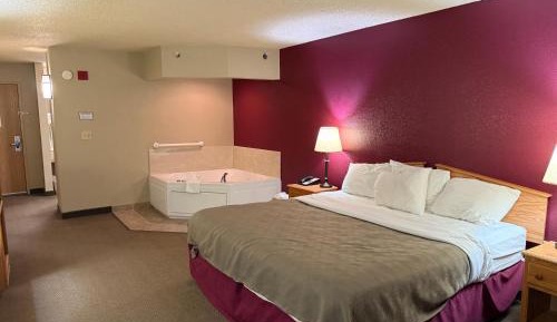 King Suite with Whirlpool - Non Smoking/Upper floor/Interior Hall