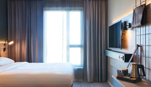 Queen Room with Lake View - High Floor