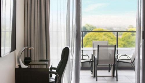 Deluxe One-Bedroom King Apartment with Spa Bath 