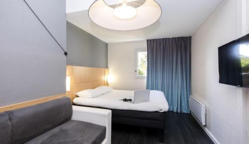 Standard Room with One Double Bed and Two Single Beds