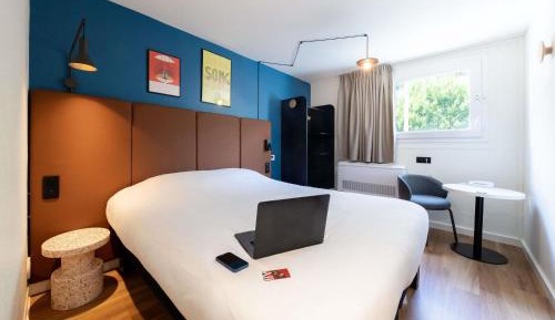 Standard Room with One Double Bed and One Single Bed