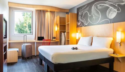Accessible Room with 1 Queen Bed