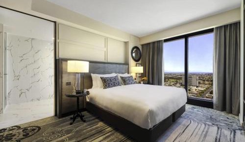 Prestige King Suite with Club Access and Living Room