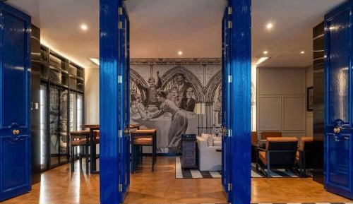 Luxury King Room with Club Access and City or Hills View