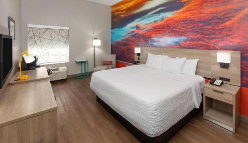 Deluxe King Room with Roll-In Shower -  Mobility Accessible/Non-Smoking
