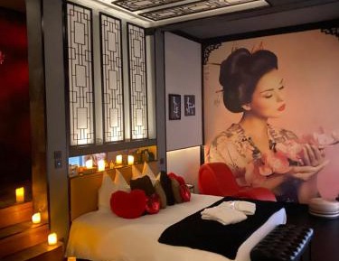 Suite with Hot Tub