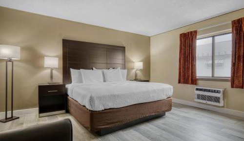 Larger King Room with Sofa Bed - Non-Smoking