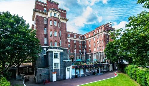 Bed in 33 Mixed Room with Shared Bathroom