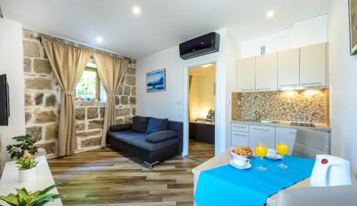 One Bedroom Apartment with Shared Terrace