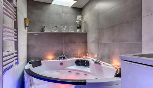 Suite with Hot Tub