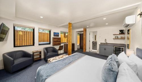 Suite with Hot Tub