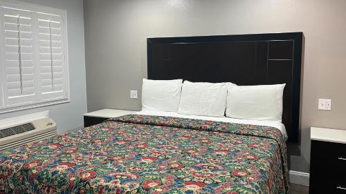 King Room with Roll-in Shower - Disability Access - Non-Smoking