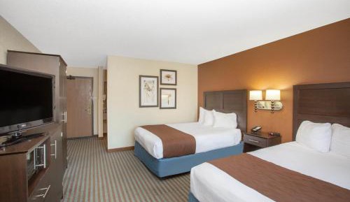 Queen Room with Two Queen Beds and Roll-In Shower - Mobility Accessible/Non-Smoking