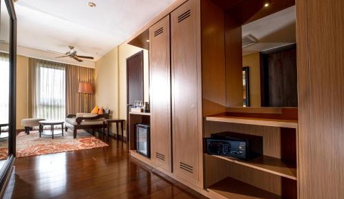 One Bedroom Suite, 1 King Bed, Mountain View includes FREE daily buffet breakfast, FREE guided morning trekking with our recreation attendant, FREE  1-time mini bar per stay, FREE daily refresh Nespresso coffee and tea facility and 24-hour gym access.