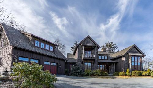 Three-Bedroom Vacation Home 