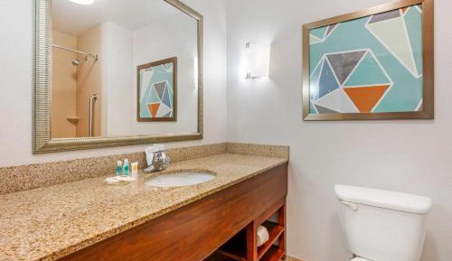 King Suite - Non-Smoking