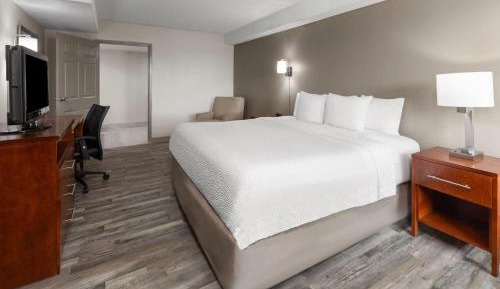 King Room with Roll-in Shower - Mobility Access/Non-Smoking