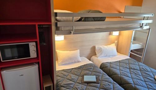 Triple Room with 3 Single Bed With Shared Separate Bathroom - Microwave And Minifridge, 