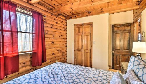 Eight-Bedroom Cabin