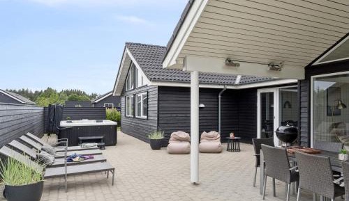 Seven-Bedroom Holiday Home