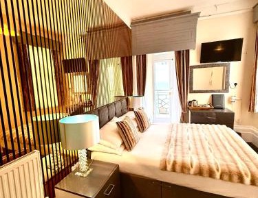 Double Room with Balcony and Sea View