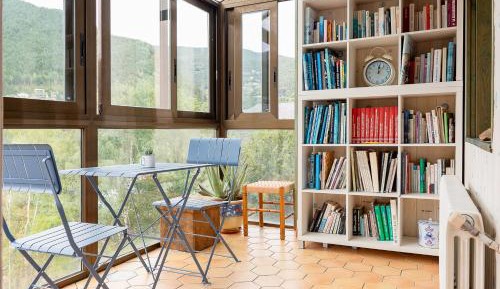 Three-Bedroom Apartment with Mountain View