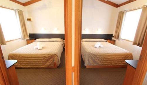 Two-Bedroom Cabin with Spa Bath