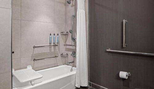 Queen Room with Two Queen Beds and Adapted Tub - Mobility Accessible