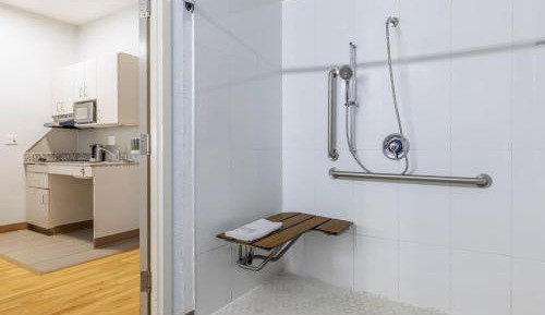 Queen Room - Disability Access - Roll in Shower