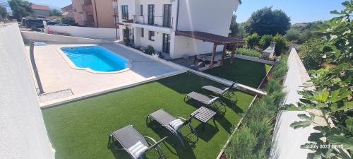 Apartment with Pool View 