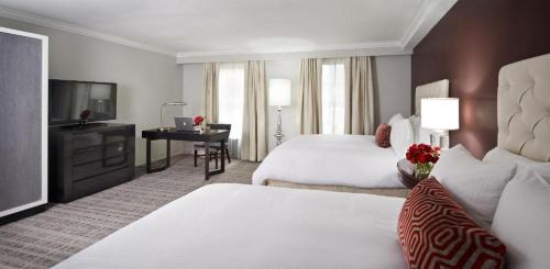 Queen Room with Two Queen Beds - Mobility/Hearing Accessible with Roll-In Shower