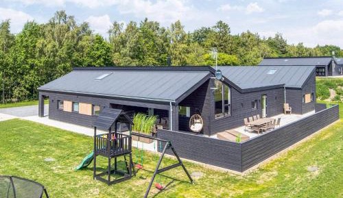 Seven-Bedroom Holiday Home