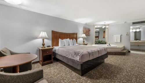 King Room with Hot Tub - Non-Smoking