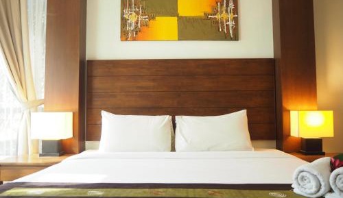 One-Bedroom Apartment with Pool View