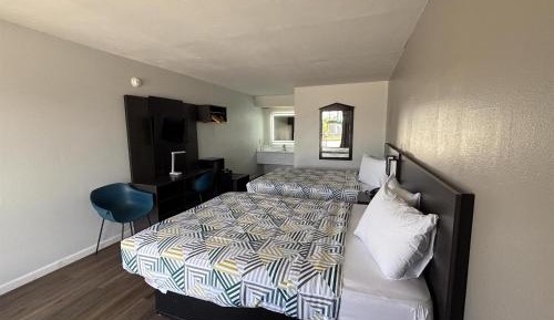 Queen Room with Two Queen Beds - Disability Access - Roll In Shower