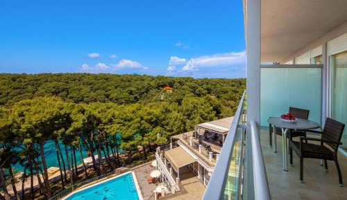 Suite with Balcony and Sea Side