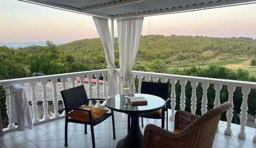 One-Bedroom Apartment with Terrace and Sea View - Podstražje Street 35