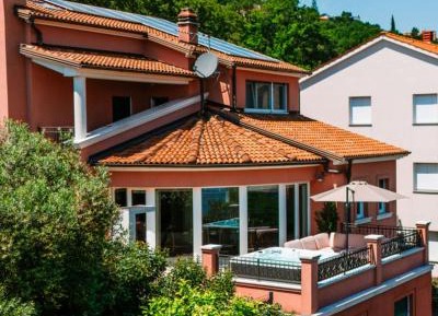Three-Bedroom Apartment with Terrace and Sea View