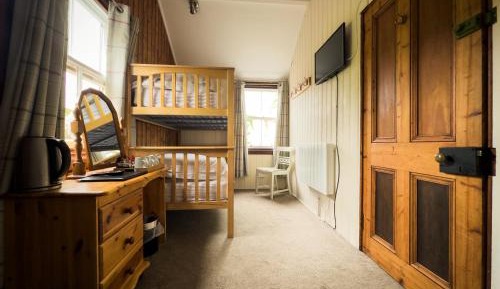 External Private Bunkhouse sleeps 6 in two rooms with Bunk beds
