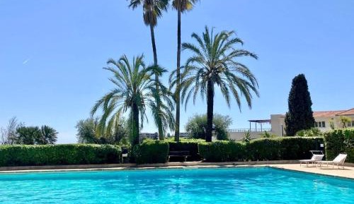 One-Bedroom Apartment with Sea View