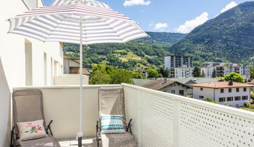Apartment with Mountain View