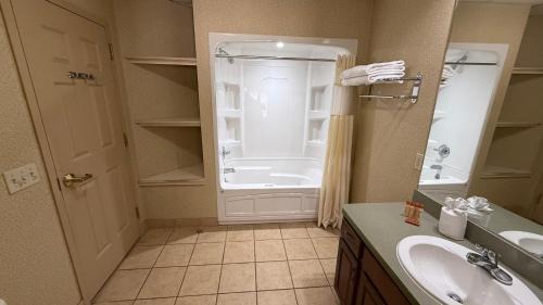 Willowbrook One Bedroom Tub