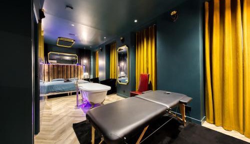 Deluxe Suite with Spa Bath