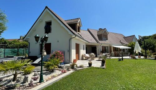 Family Room with Garden View