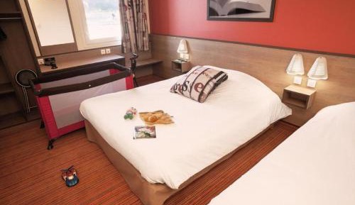 Quadruple Room (1 double bed, 1 single bed, 1 child bed (70/63 in))