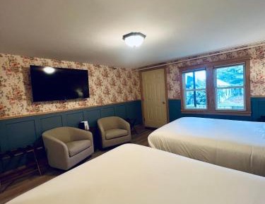 Double or Twin Room with Mountain View